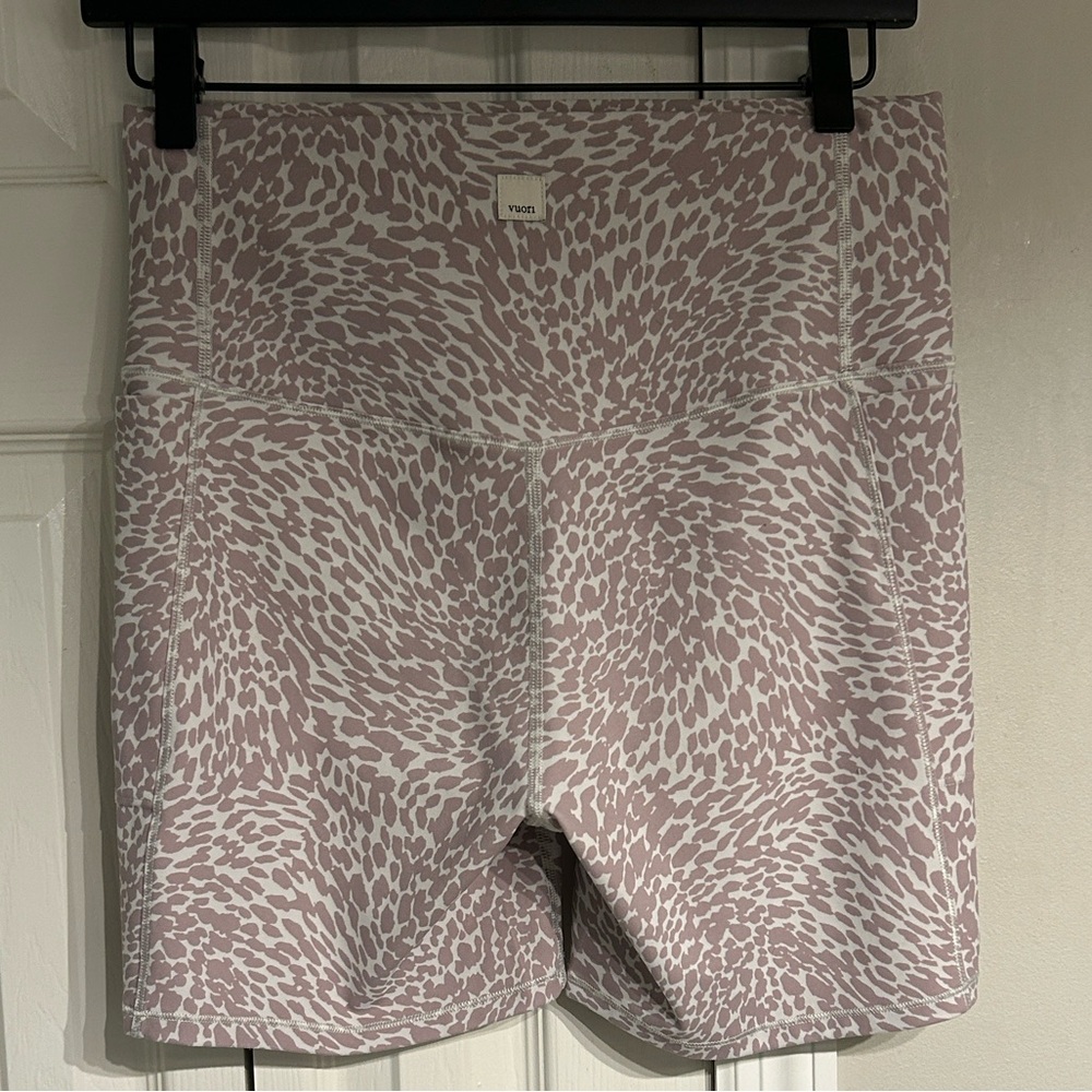 Vuori Women's Leopard print Studio Biker Shorts new without tag never worn